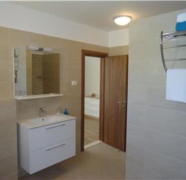 5 Bedroom Villa with Large Pool and Sea Views between Split and Trogir, Sleeps 10